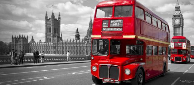 London - Houses Of Parliament And Red Buses Photograph by Melanie ... - fineartamerica.com London - Houses Of Parliament And Red Buses Photograph by Melanie ... - fineartamerica.com