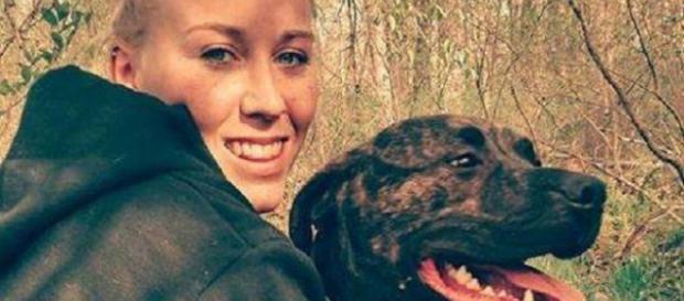 Mulher de 22 anos morava na Virgínia e foi morta por seus dois pit bulls (Foto: Facebook) Mulher de 22 anos morava na Virgínia e foi morta por seus dois pit bulls (Foto: Facebook)