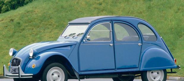 Para su época el 2 CV era un coche peculiar, por que provocó diversos comentarios. Para su época el 2 CV era un coche peculiar, por que provocó diversos comentarios.