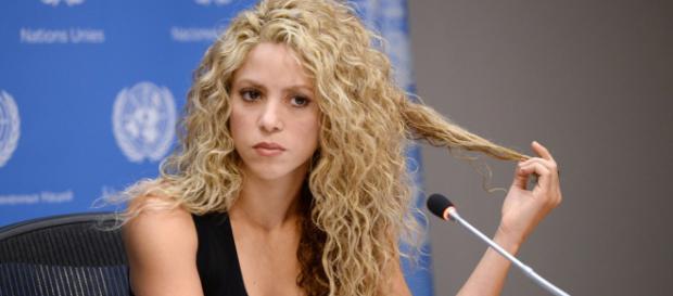 Shakira durante uma coletiva de imprensa em 2015. Shakira durante uma coletiva de imprensa em 2015.