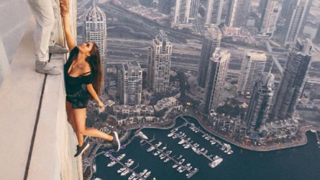 Pericoloso selfie in bilico su un grattacielo - rds.it