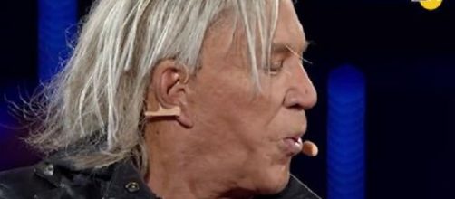 Mickey Rourke ha sputato a terra davanti a Bonolis