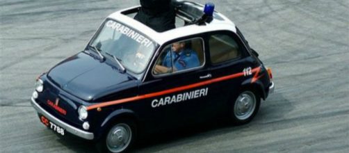 Pubblica una barzelletta sui carabinieri e viene denunciata