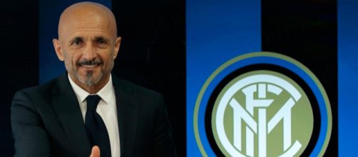 spalletti saluta durante la sua presentazione