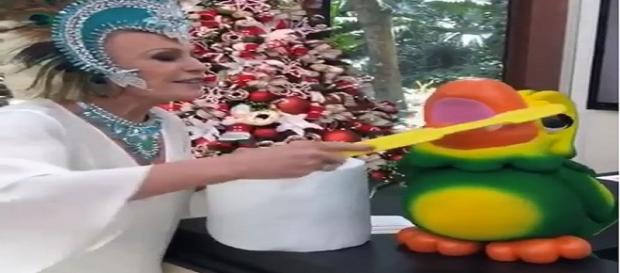 Ana Maria usa fantasia de Carnaval, perto do Natal. (Foto Reprodução). Ana Maria usa fantasia de Carnaval, perto do Natal. (Foto Reprodução).