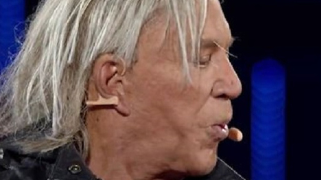 Mickey Rourke ha sputato a terra davanti a Bonolis