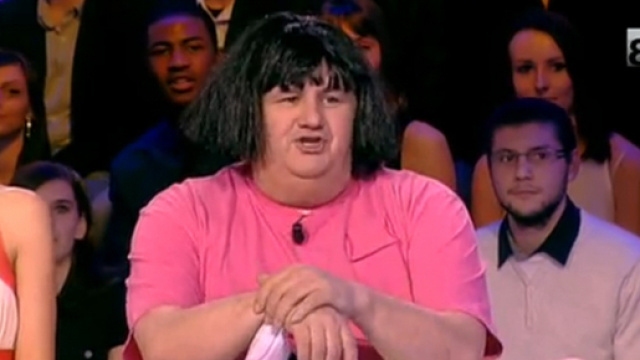 Pierre M&eacute;n&egrave;s n'est pas que journaliste, il est aussi visiblement humoriste (C8)