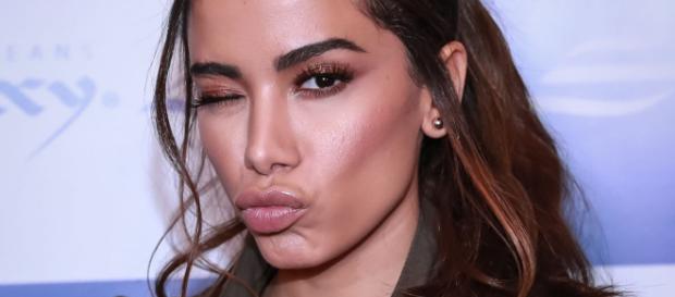 Anitta aparece de branco em casamento e fãs ficam loucos Anitta aparece de branco em casamento e fãs ficam loucos