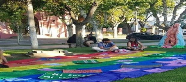 Ativista LGBT simulam a virgem Maria abortando o menino Jesus Ativista LGBT simulam a virgem Maria abortando o menino Jesus