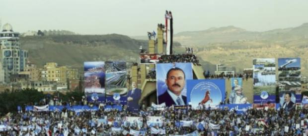 Cientos de miles de yemeníes sostienen carteles y retratos del ex presidente de Yemen. Cientos de miles de yemeníes sostienen carteles y retratos del ex presidente de Yemen.