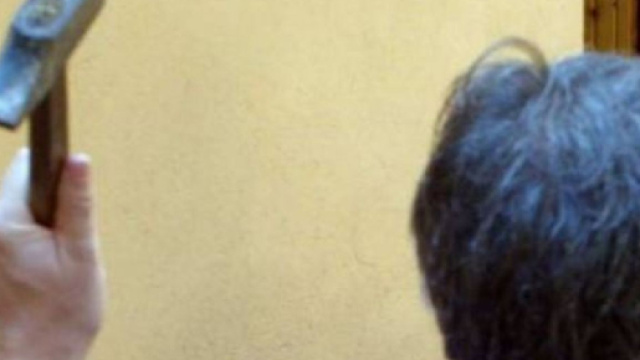 Inquilino aggredisce proprietario di casa con il martello