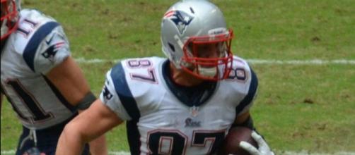 Rob Gronkowski carried Patriots to #1 Seed in the AFC with win over Pittsburgh. [Photo via Wllslogan / Wikimedia Commons]