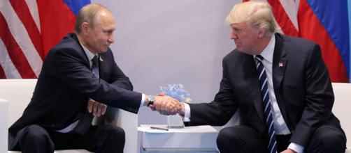 Vladimir Putin e Donald Trump si stringono la mano