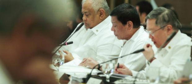 El presidente Rodrigo Duterte firma las órdenes ejecutivas luego de recibir el consejo de los miembros del gabinete El presidente Rodrigo Duterte firma las órdenes ejecutivas luego de recibir el consejo de los miembros del gabinete