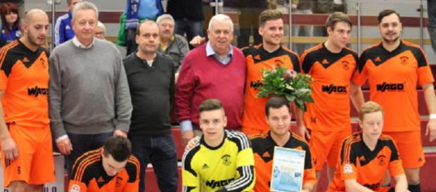 Freudige Sondershäuser. Und mittendrin ein strahlender Präsident des heimischen FC Weißensee, Günther Habermann. Foto: Sandra Dünnebeil Freudige Sondershäuser. Und mittendrin ein strahlender Präsident des heimischen FC Weißensee, Günther Habermann. Foto: Sandra Dünnebeil