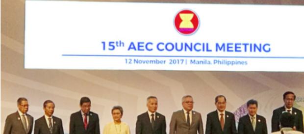 Los ministros de comercio de los países miembros de la ASEAN en la reunión del Consejo de la Comunidad Económica de ASEAN en Manila Los ministros de comercio de los países miembros de la ASEAN en la reunión del Consejo de la Comunidad Económica de ASEAN en Manila
