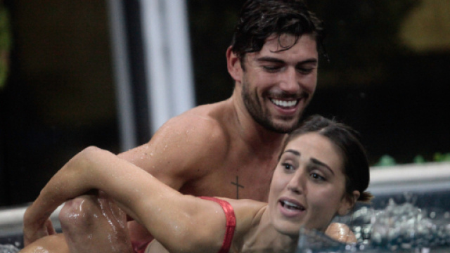 Cecilia Rodriguez e Ignazio Moser avvinghiati in piscina. E lui ... - oggi.it