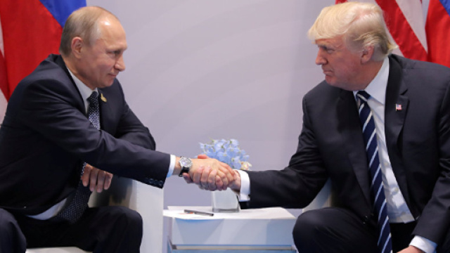 Vladimir Putin e Donald Trump si stringono la mano