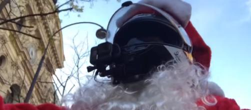 Chris, courageux motard justicier déguisé en Père Noël (Crédit YouTube @CHRIS-RS)