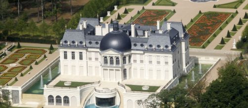Il finto castello Luigi XIV, acquistato a Versailles per 275 milioni di euro, è la residenza privata più costosa al mondo.