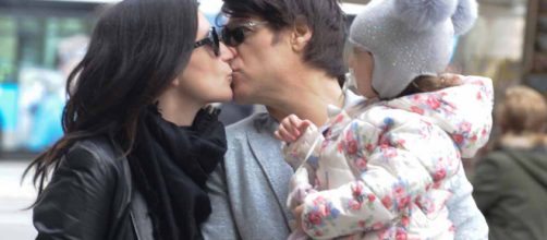 Laura Pausini con la figlia Paola e il compagno Paolo Carta: un ... - oggi.it