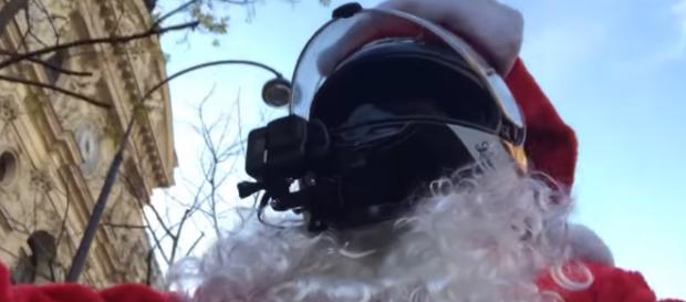 Chris, courageux motard justicier déguisé en Père Noël (Crédit YouTube @CHRIS-RS) Chris, courageux motard justicier déguisé en Père Noël (Crédit YouTube @CHRIS-RS)