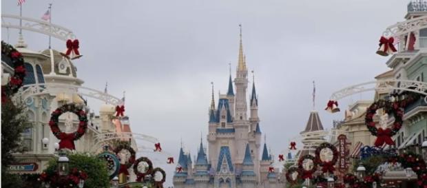 Christmas Decorations on Main Street, USA (Photo: YouTube/Inside the Magic) Christmas Decorations on Main Street, USA (Photo: YouTube/Inside the Magic)