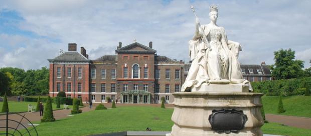 Kensington Palace with Victoria (Image credit – Shisha-Tom, Wikimedia Commons) Kensington Palace with Victoria (Image credit – Shisha-Tom, Wikimedia Commons)