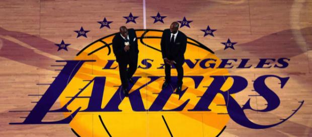 Kobe Bryant e Magic Johnson durante solenidade em Los Angeles. (Foto: Harry How/NBAE/Getty Imagens Noth America/AFP) Kobe Bryant e Magic Johnson durante solenidade em Los Angeles. (Foto: Harry How/NBAE/Getty Imagens Noth America/AFP)