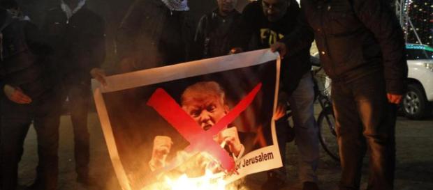 Trump: le reazioni dopo l'annuncio dello spostamento dell'ambasciata USA a Gerusalemme - lastampa.it Trump: le reazioni dopo l'annuncio dello spostamento dell'ambasciata USA a Gerusalemme - lastampa.it