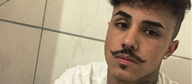 Mc Livinho se envolve em grande polêmica ao agredir homem que assistia a show. (Foto reprodução). Mc Livinho se envolve em grande polêmica ao agredir homem que assistia a show. (Foto reprodução).