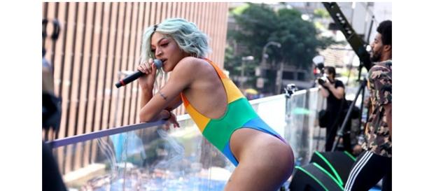 Pabllo Vittar cantando em show LGBT | Foto Reprodução Pabllo Vittar cantando em show LGBT | Foto Reprodução