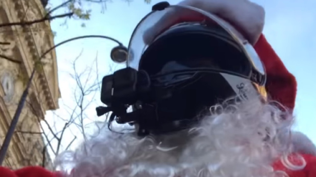 Chris, courageux motard justicier déguisé en Père Noël (Crédit YouTube @CHRIS-RS)