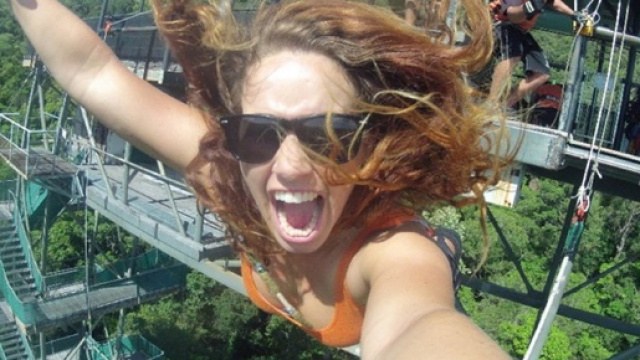 Selfite: quando scattarsi e postare selfie diventa una dipendenza persino pericolosa - foto di selfie estremo: gds.it