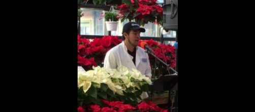 A flower shop employee stopped shoppers in their tracks with his beautiful voice [Image credit: Facebook video/Russo's]