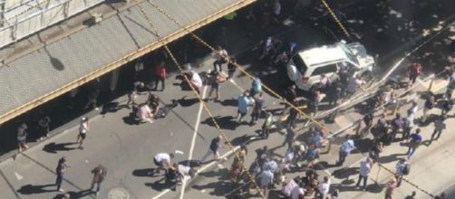 La scena dell'incidente di Melbourne vista dall'alto, è visibile il Suv bianco che ha colpito i passanti - Notizie.it