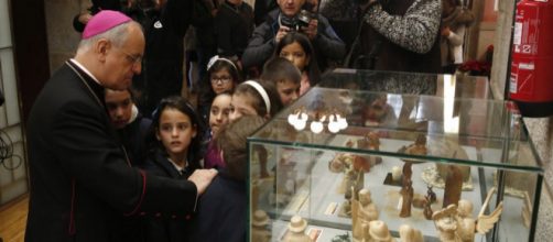 Niños ourensanos con el obispo en la colección de belenes del mundo - lavozdegalicia.es