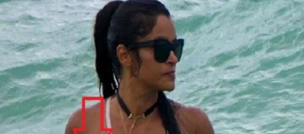 Claudia Jordan se diverte na praia em dia de folga Claudia Jordan se diverte na praia em dia de folga