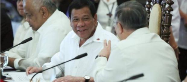 El presidente Rodrigo Duterte comparte un momento liviano con el Secretario de Finanzas Carlos Domínguez III El presidente Rodrigo Duterte comparte un momento liviano con el Secretario de Finanzas Carlos Domínguez III