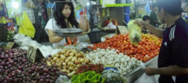 INFLACIÓN INFERIOR. Un cliente compra ajo en un mercado en Manila el 5 de agosto de 2014. INFLACIÓN INFERIOR. Un cliente compra ajo en un mercado en Manila el 5 de agosto de 2014.