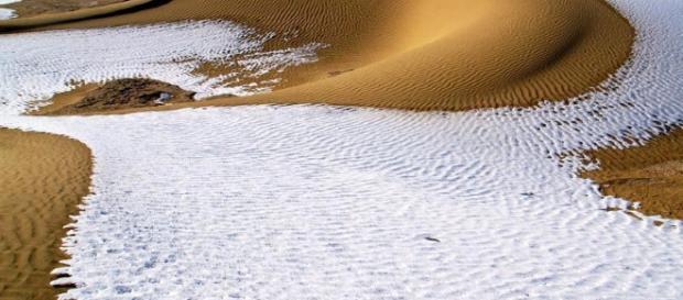 Insólito, cae nieve en el desierto de Sahara. Insólito, cae nieve en el desierto de Sahara.