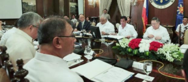 (NEDA) en el Palacio de Malacañang el 20 de febrero de 2017. (NEDA) en el Palacio de Malacañang el 20 de febrero de 2017.