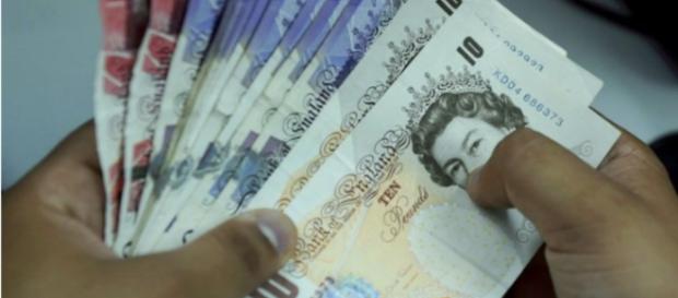 Un trabajador de cambio de moneda indio cuenta los billetes de la libra esterlina británica en Nueva Delhi el 27 de junio de 2016. Un trabajador de cambio de moneda indio cuenta los billetes de la libra esterlina británica en Nueva Delhi el 27 de junio de 2016.