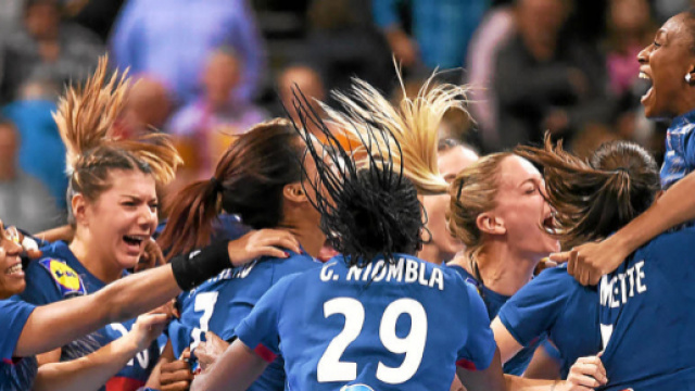 Emmanuel Macron met la pression aux handballeuses tricolores