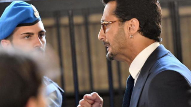 Fabrizio Corona al pm: '&egrave; Natale mi faccia uscire di galera', la richiesta