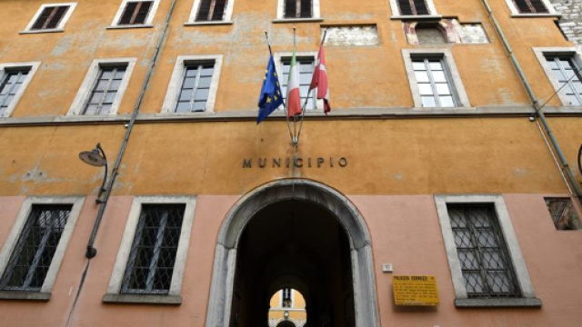 Un'ordinanza antibivacco del sindaco di Como impedisce di portare la colazione ai poveri, a Natale banditi dal centro. Foto: Facebook.