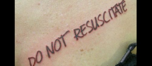 Esempio di tatuaggio 'Do not Resuscitate". Fonte: Pinterest