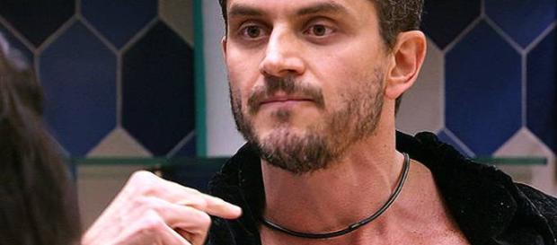 O médico Marcos Harter fala sobre participante da Fazenda O médico Marcos Harter fala sobre participante da Fazenda