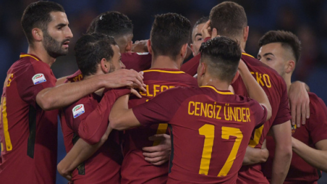 I giocatori della Roma festeggiano dopo un gol