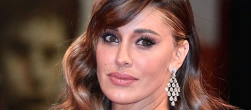 Gossip: Belen Rodriguez confusa? Chiede privacy ma amoreggia in un negozio.